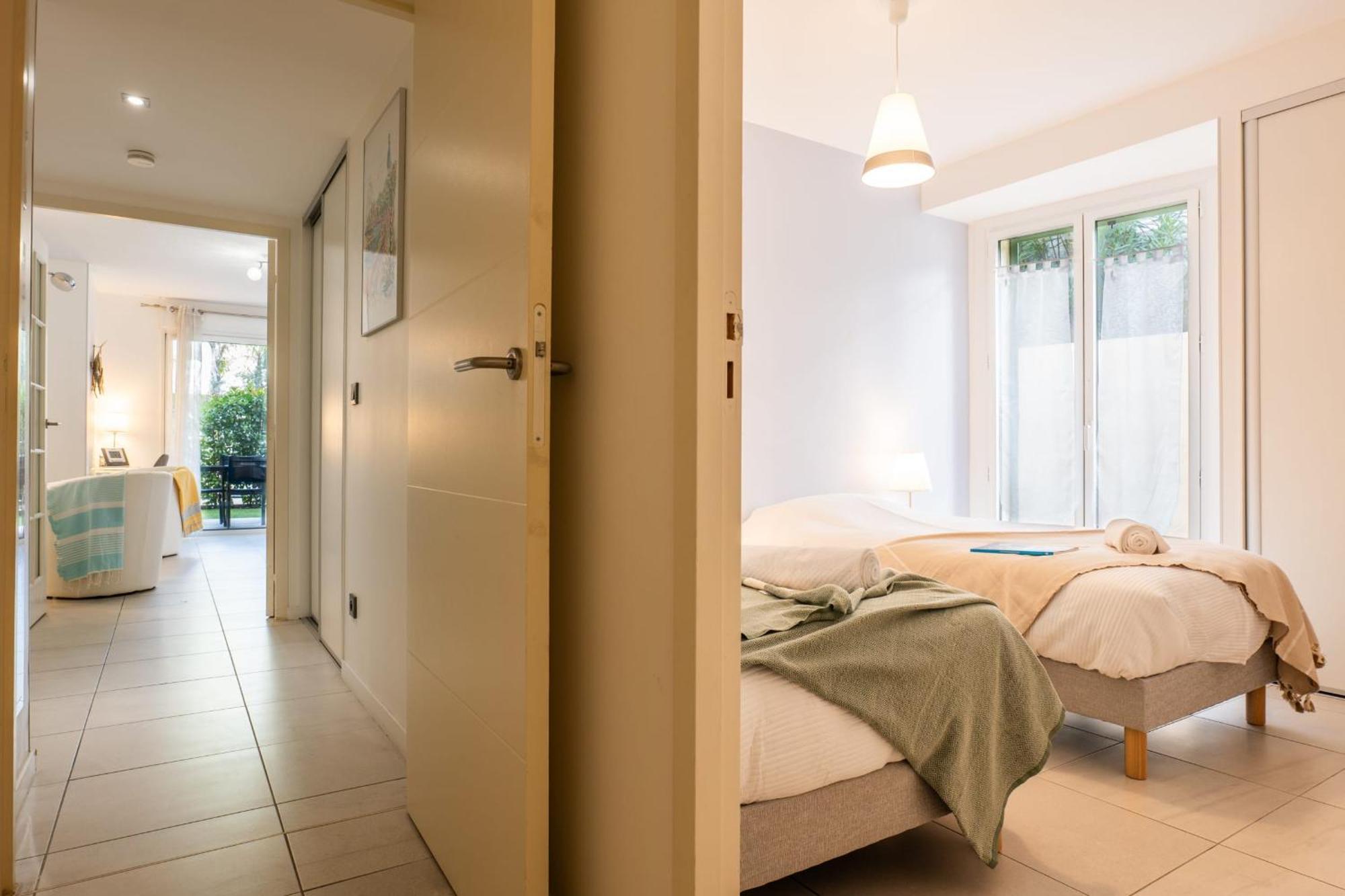 Palm - Swimming Pool - At Few Steps Apartment
