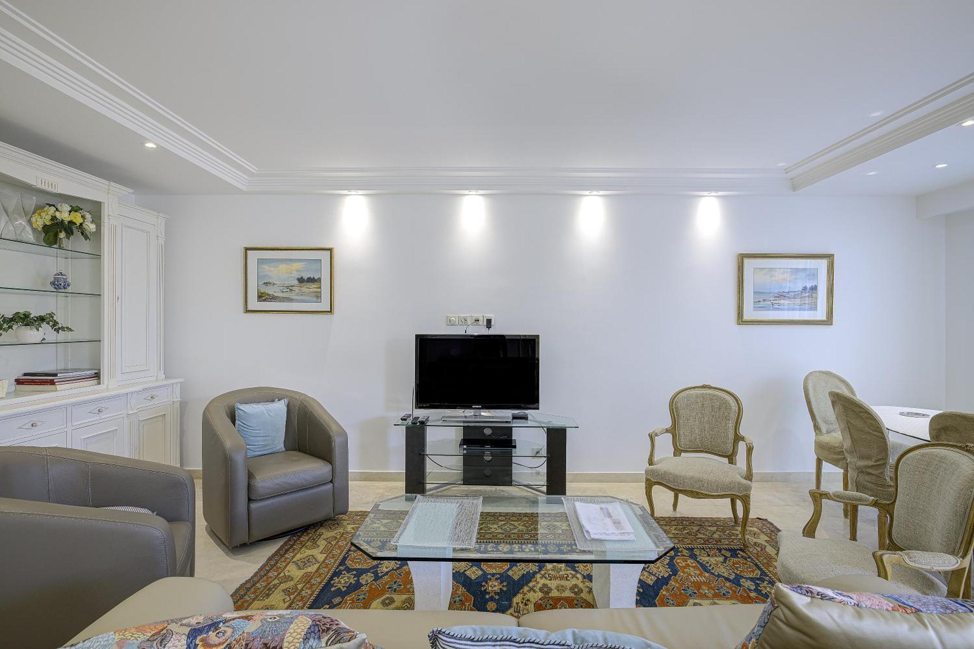 Carlton Riviera Apartment *