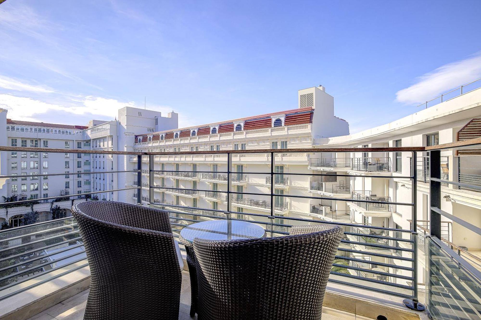 Carlton Riviera Apartment
