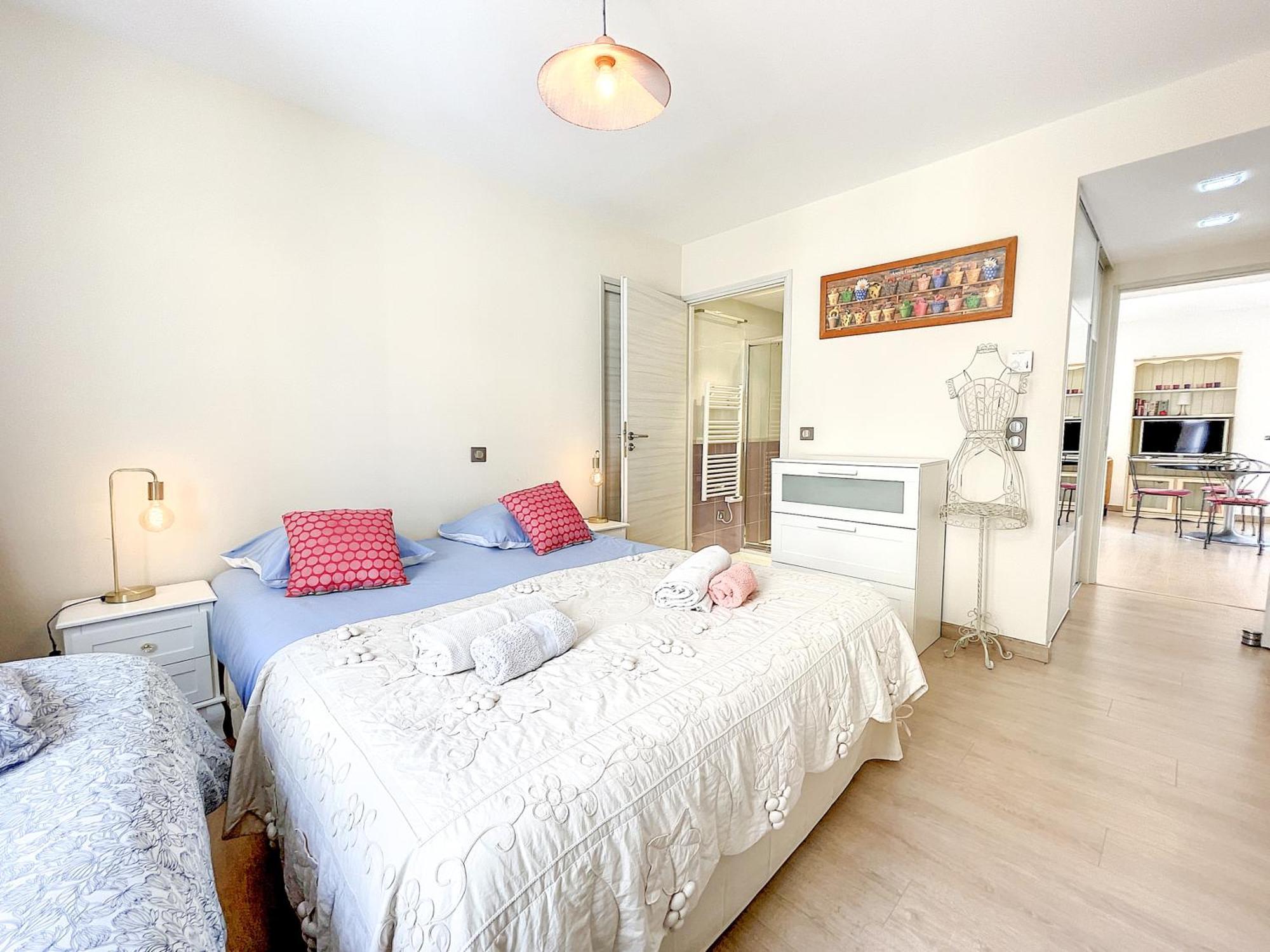 Apartment Close Centre 2 Bedroom 2 Bath Mezzanine & Balconies Exceptional Rating Ideal Families Easy Parking By Olam *