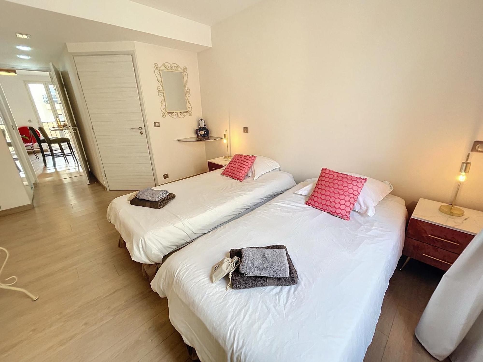 Apartment Close Centre 2 Bedroom 2 Bath Mezzanine & Balconies Exceptional Rating Ideal Families Easy Parking By Olam