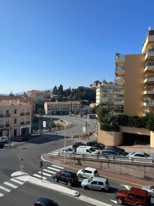 Lumineux A 2 Mn A Pied De La Cannes