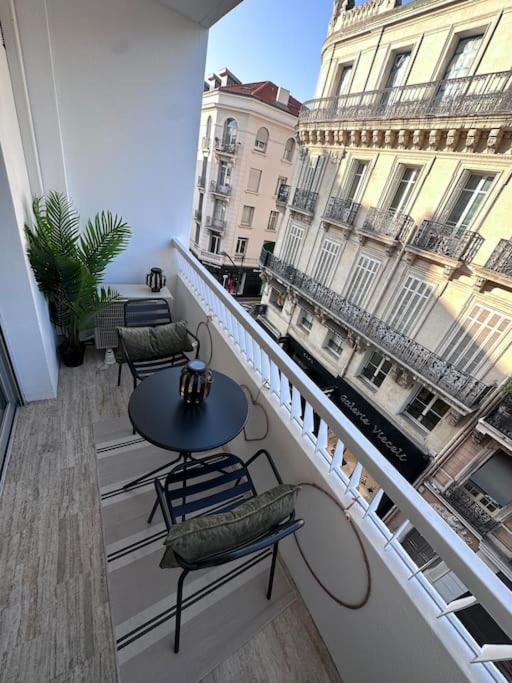 Superbe Avec Balcon Rue D'antibes *