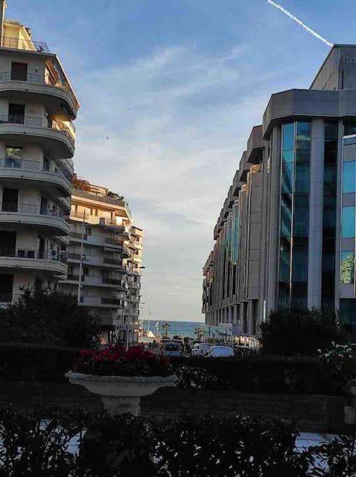 Superbe Avec Balcon Rue D'antibes