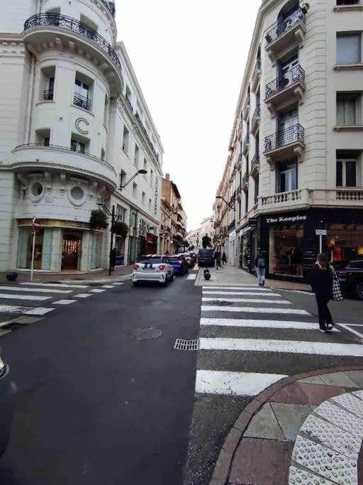 Superbe Avec Balcon Rue D'antibes *