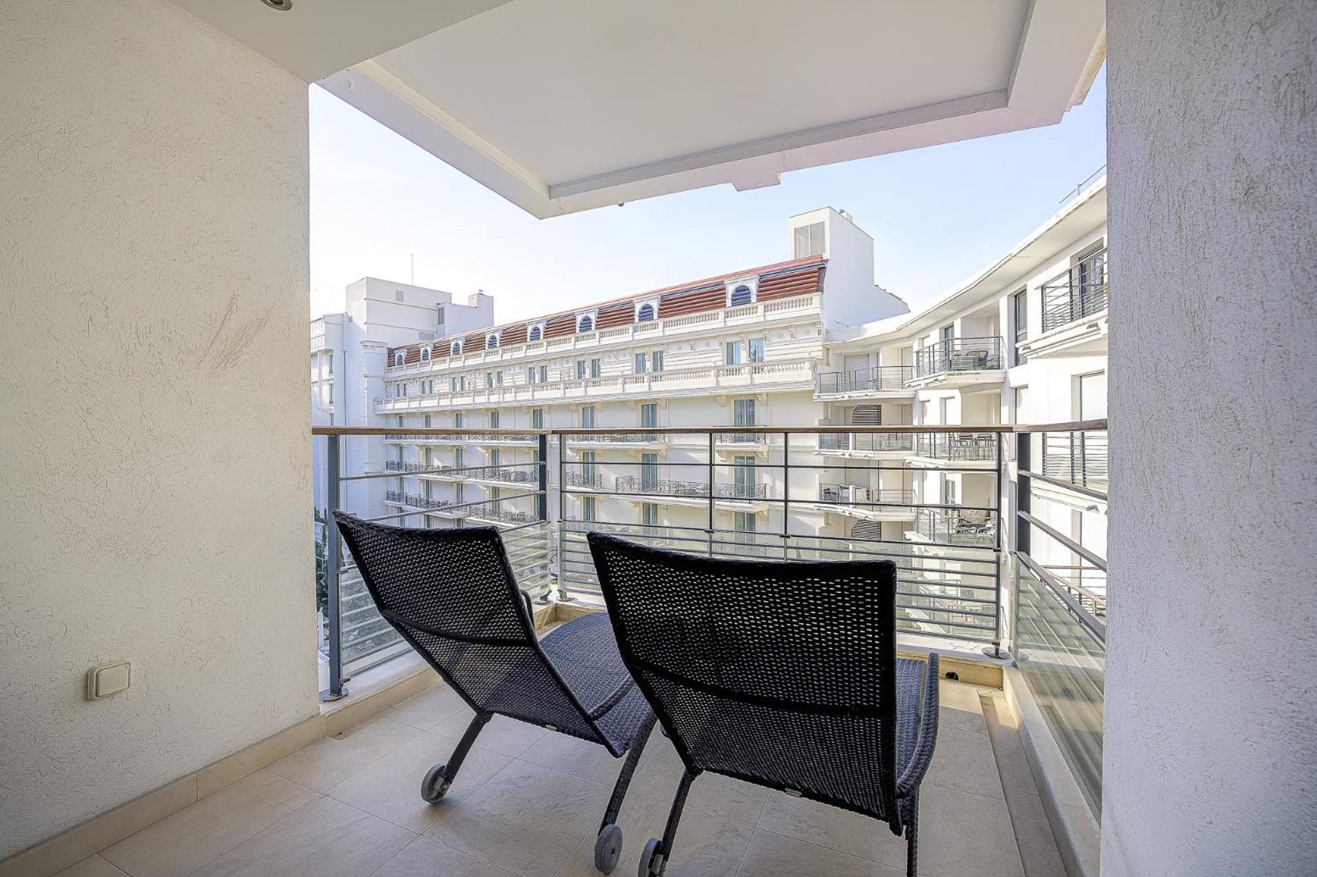 Carlton Riviera Apartment *