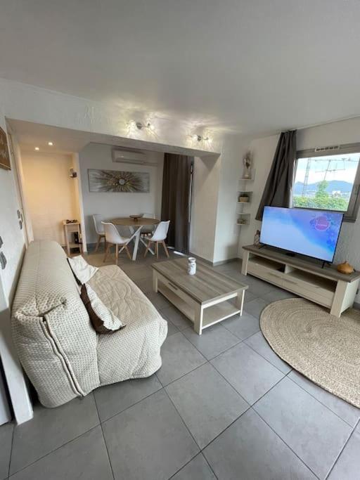 Apartment T2 Lumineux A Pied Terrasse Piscine