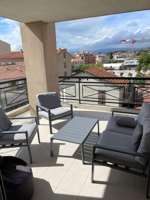 Apartment T2 Lumineux A Pied Terrasse Piscine