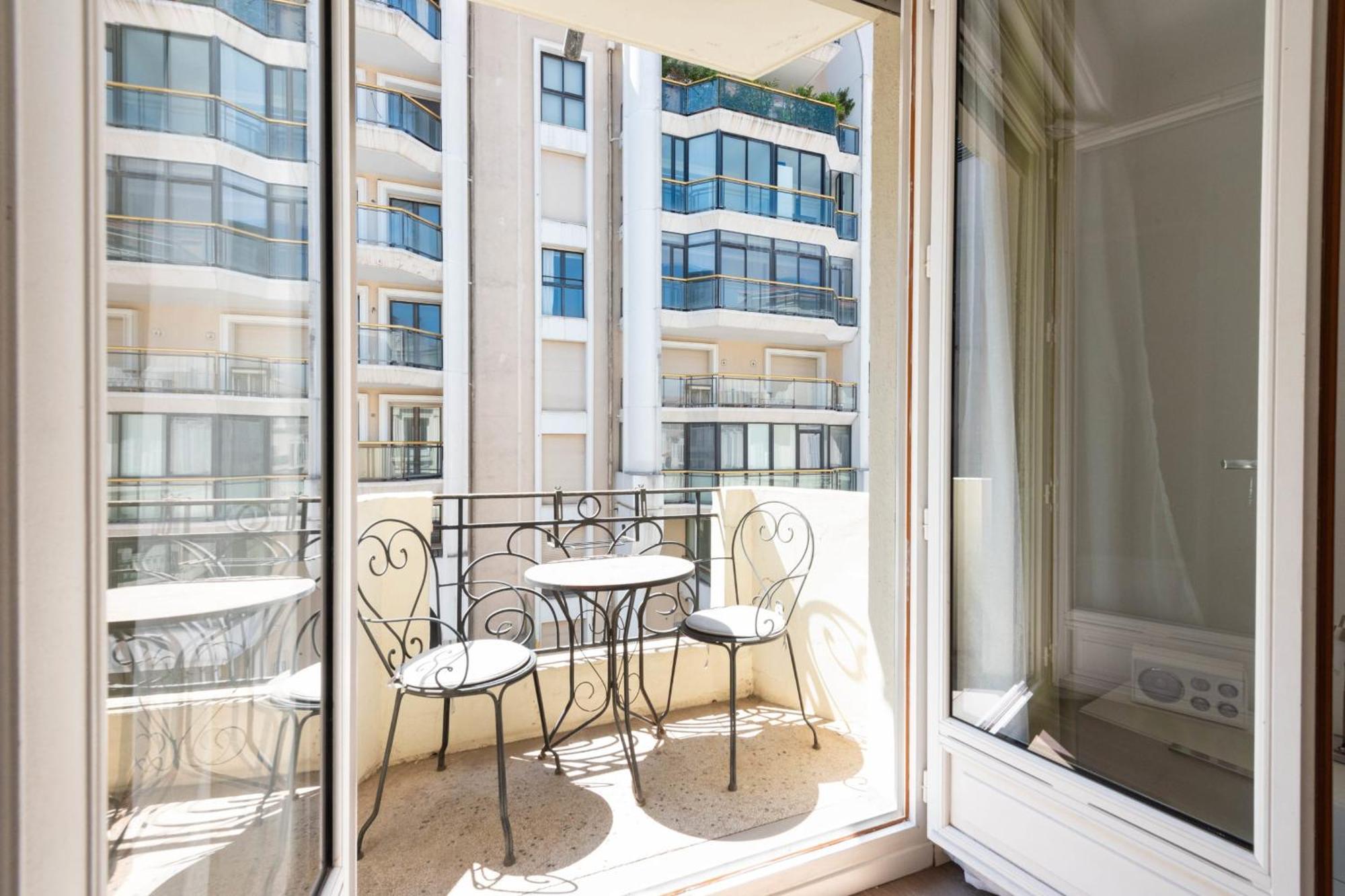 1-br In The Carre D'or Apartment *