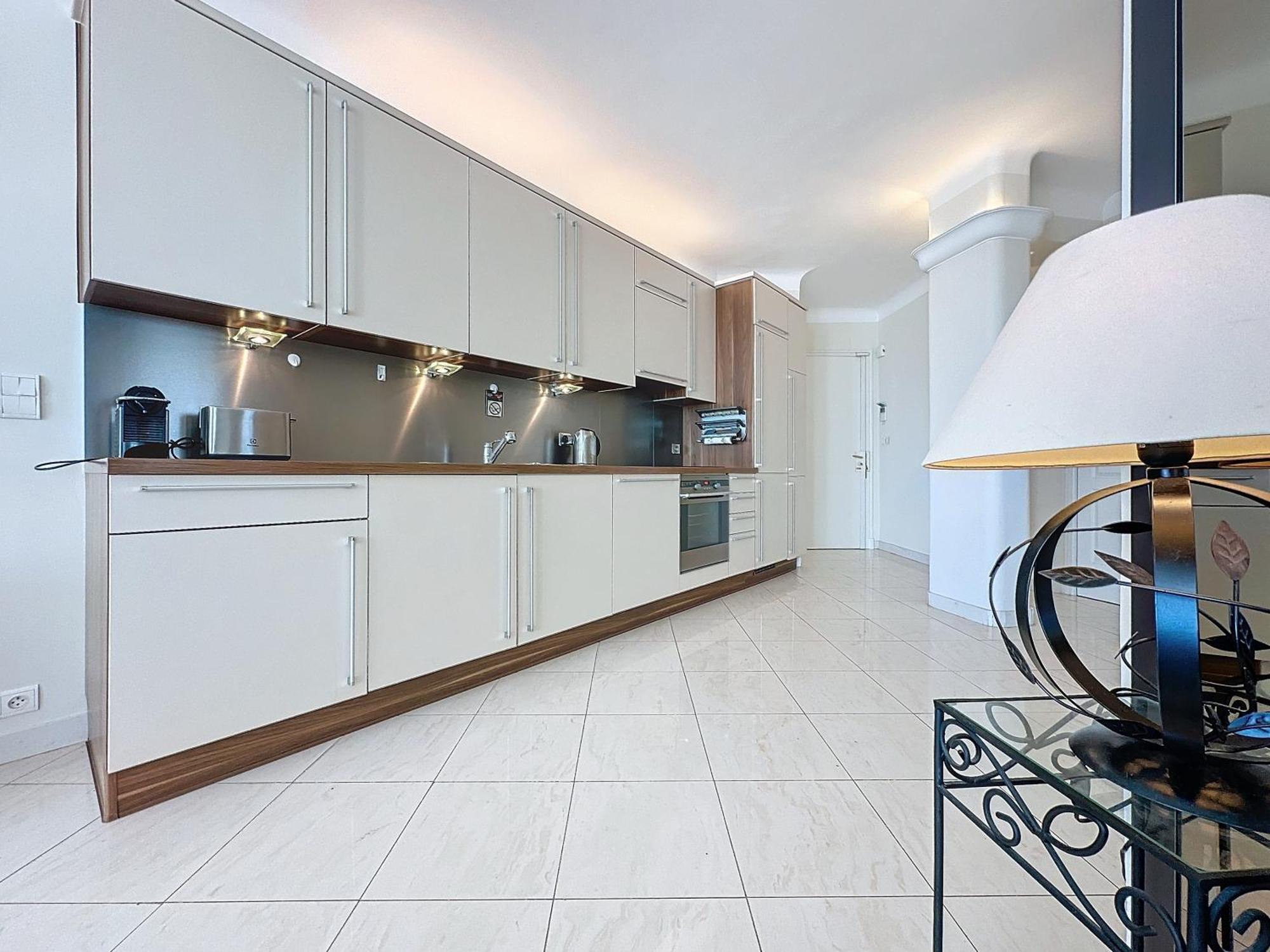 Luxury 1 Bedroom Croisette Martinez Direct Sea View 241 Cannes