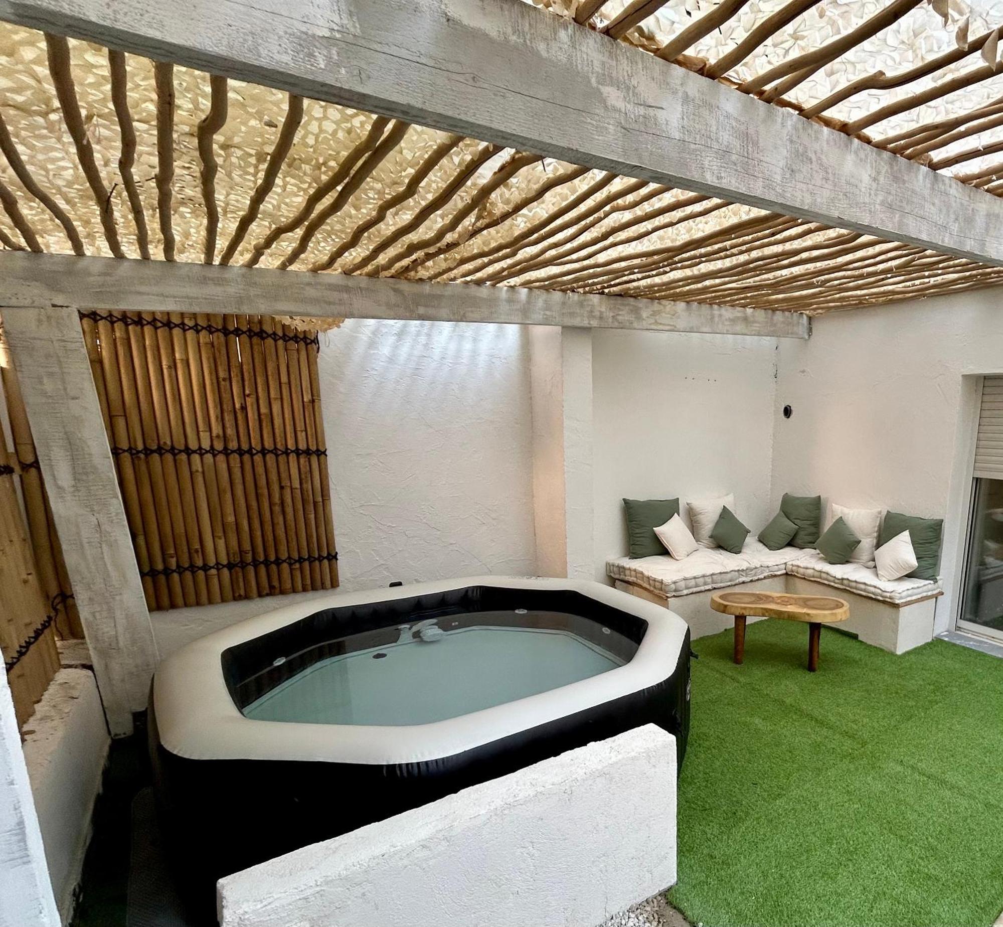 Apartment Coeur Cannois Avec Terrasse, Clim Et Jacuzzi Cannes