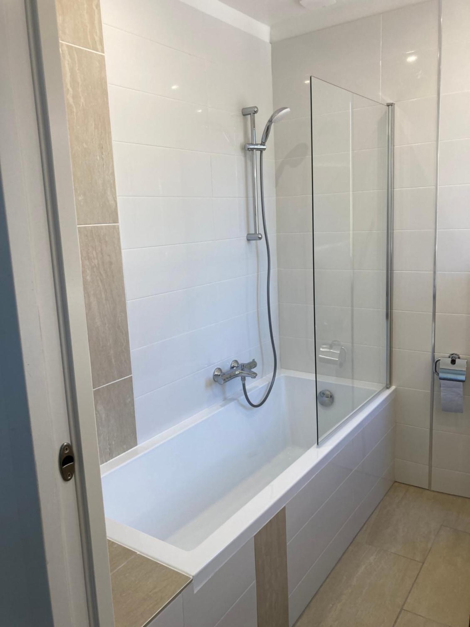 Homestay Parentale , Salle De Bain Privee, Acces Plages & Vue Du Salon Dans Partage Cannes