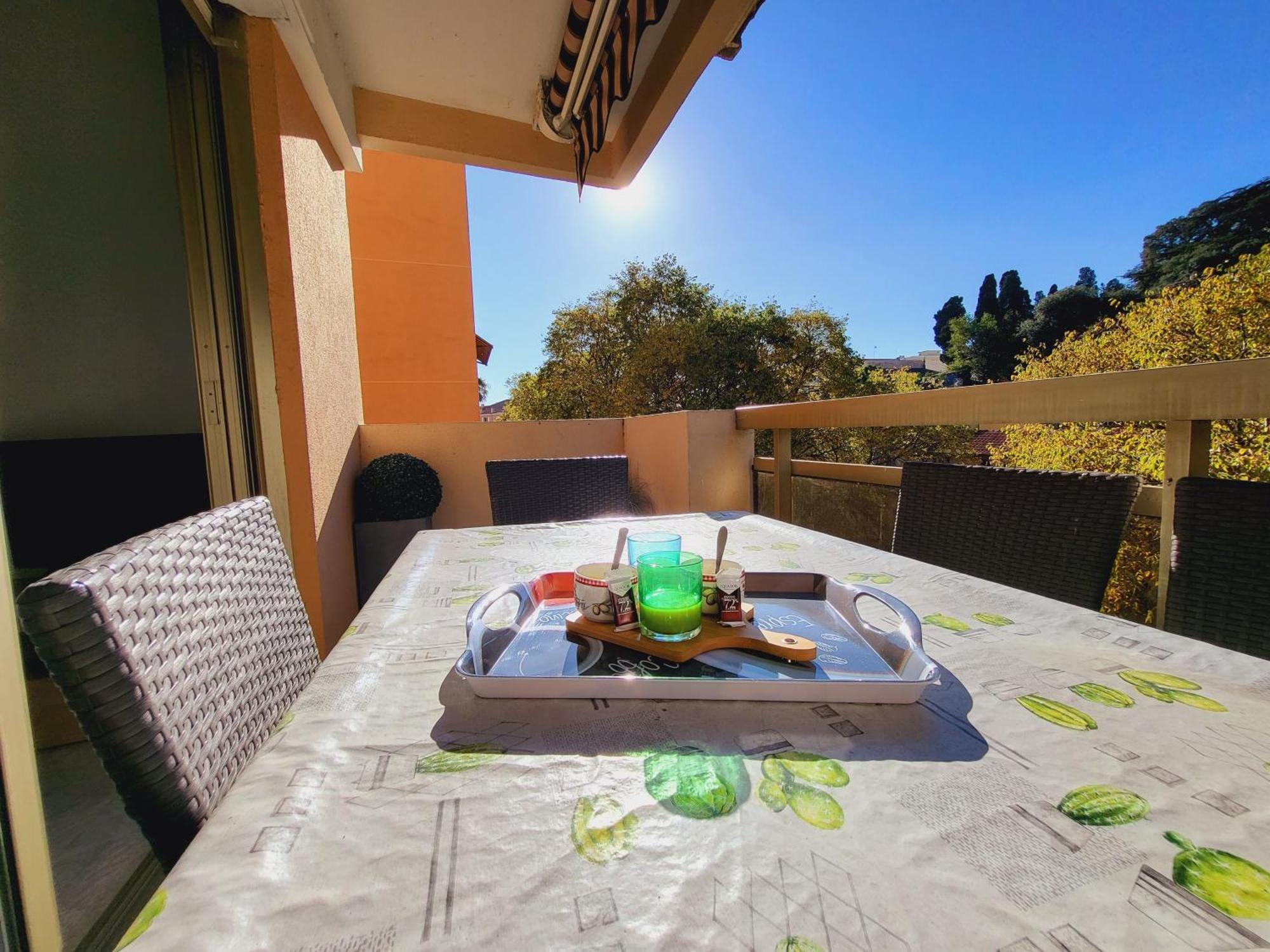 Apartment 2 Pieces, Traversant, Clim, Wifi, Parking *