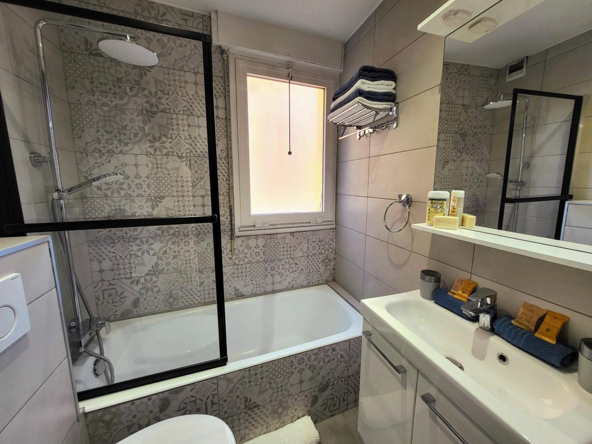 2 Pieces, Traversant, Clim, Wifi, Parking Cannes