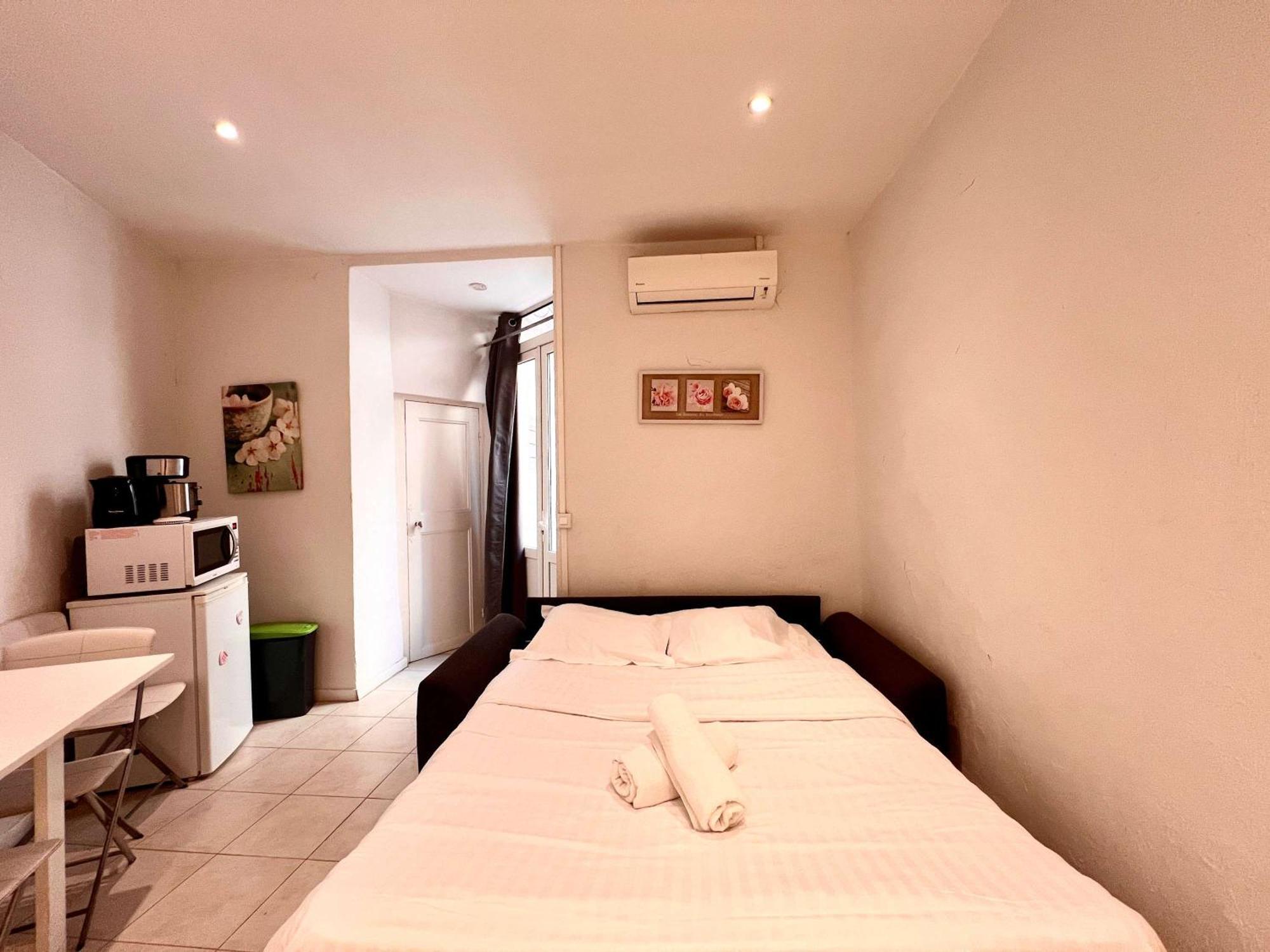 A043-functional Downtown Apartment