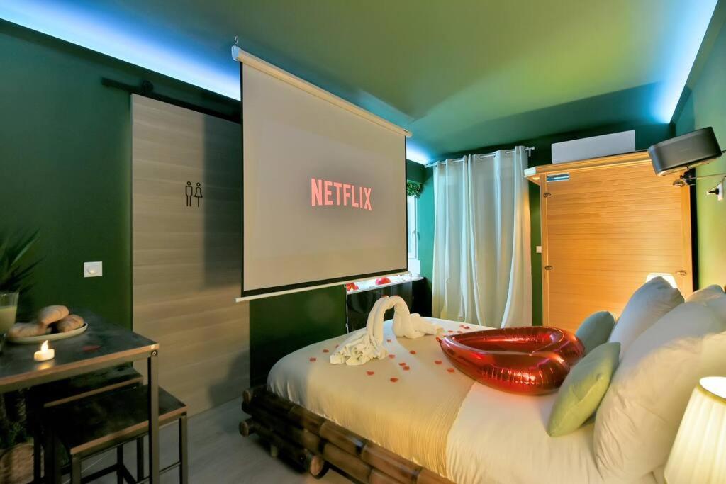 The Jungle - Jacuzzi, Sauna & Projector Apartment *