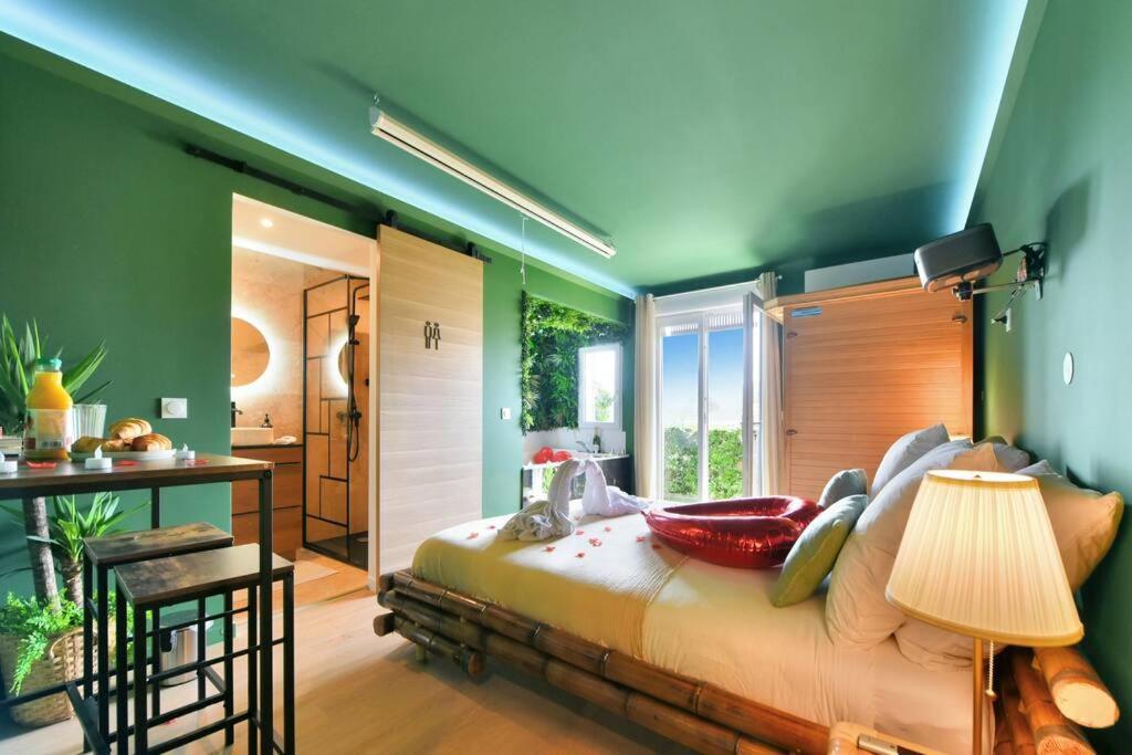 The Jungle - Jacuzzi, Sauna & Projector *