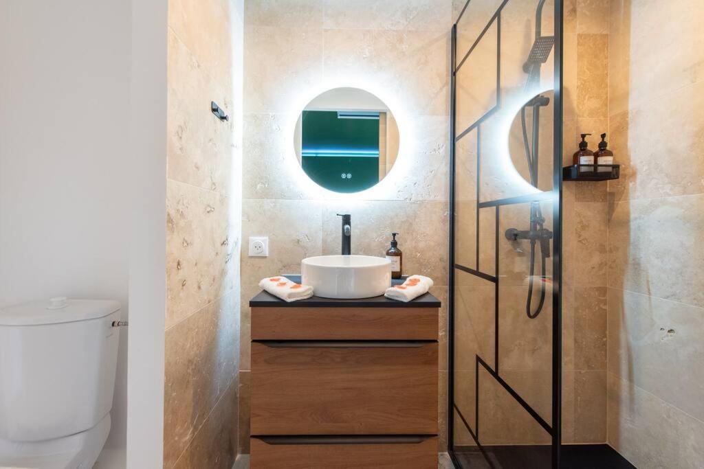 The Jungle - Jacuzzi, Sauna & Projector Apartment