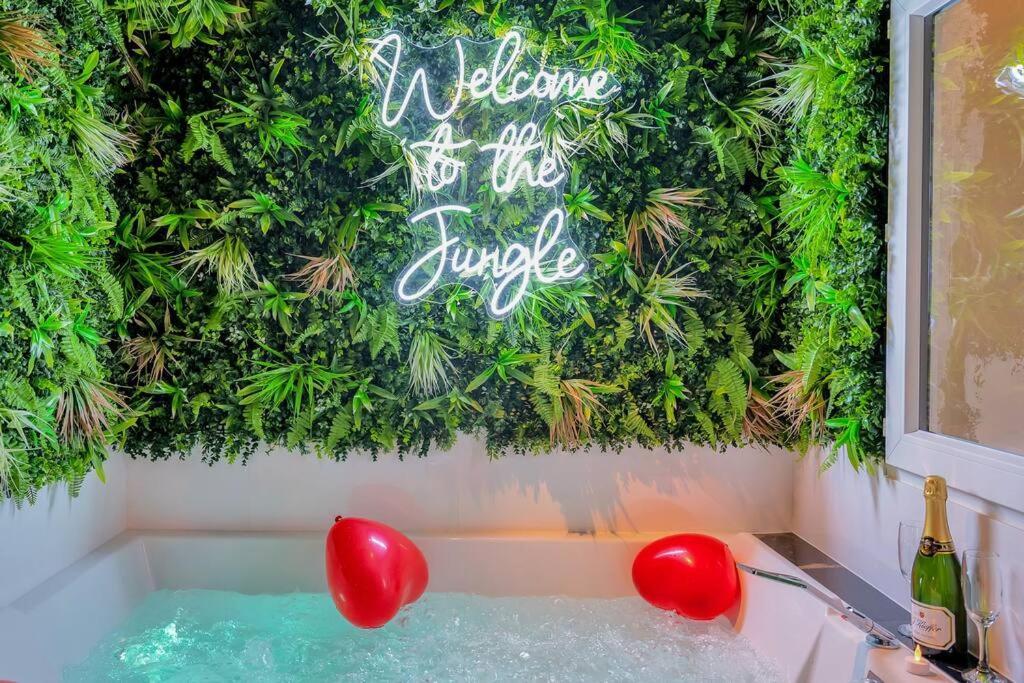 The Jungle - Jacuzzi, Sauna & Projector Cannes