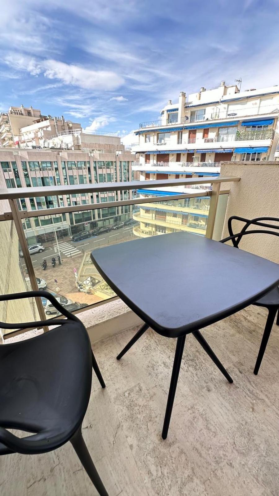 2p Between Croisette Beaches And Antibes Street Cannes