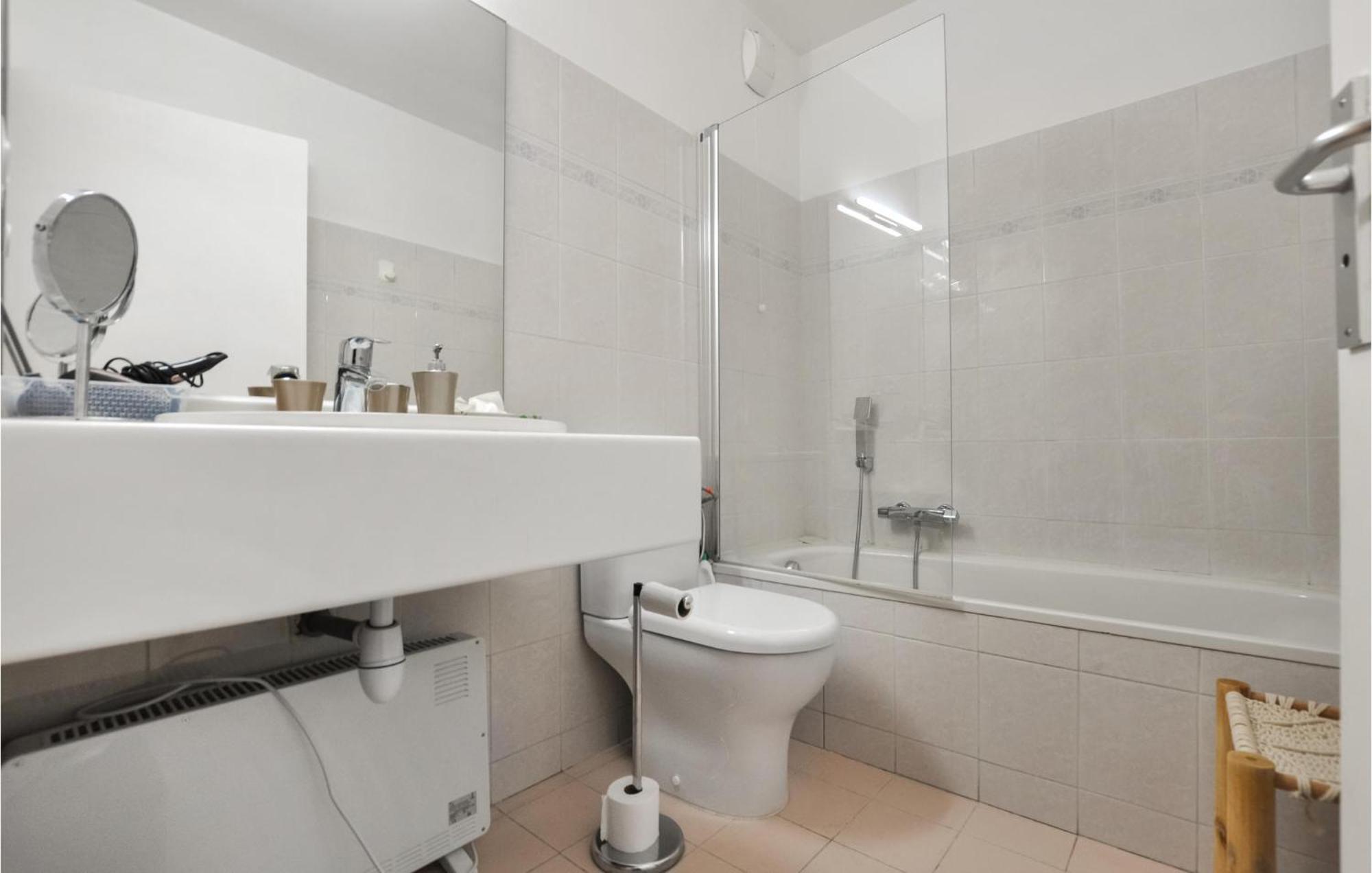 Beautiful In With Kitchen Apartment *