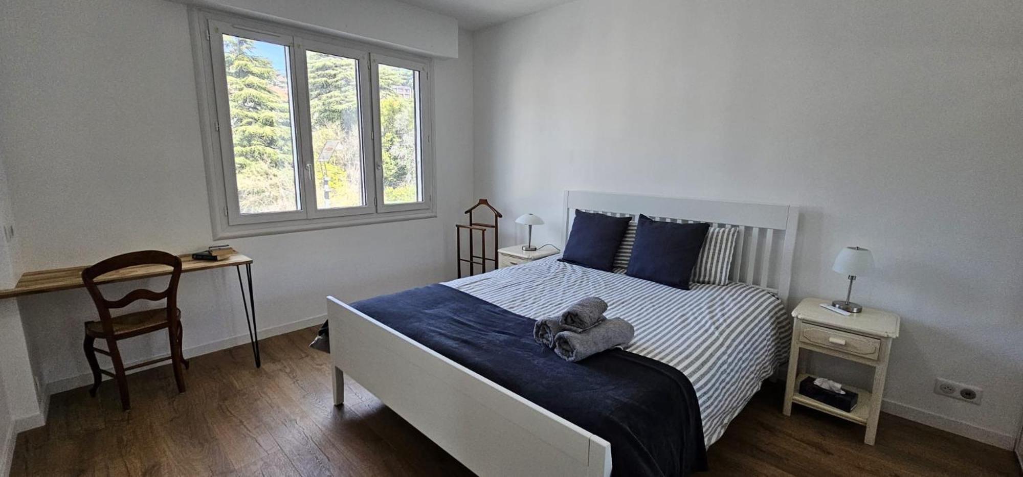 Homestay Parentale , Salle De Bain Privee, Acces Plages & Vue Du Salon Dans Partage Cannes