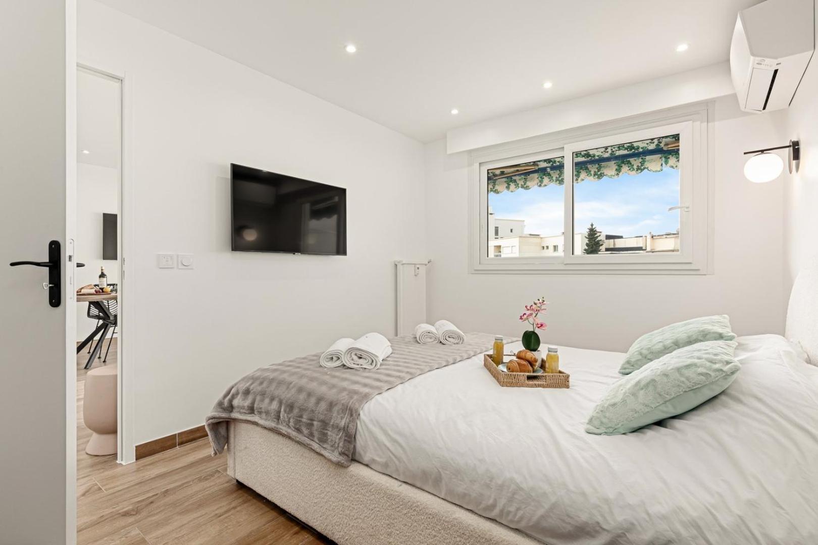 Apartment Serenade - A Cannes