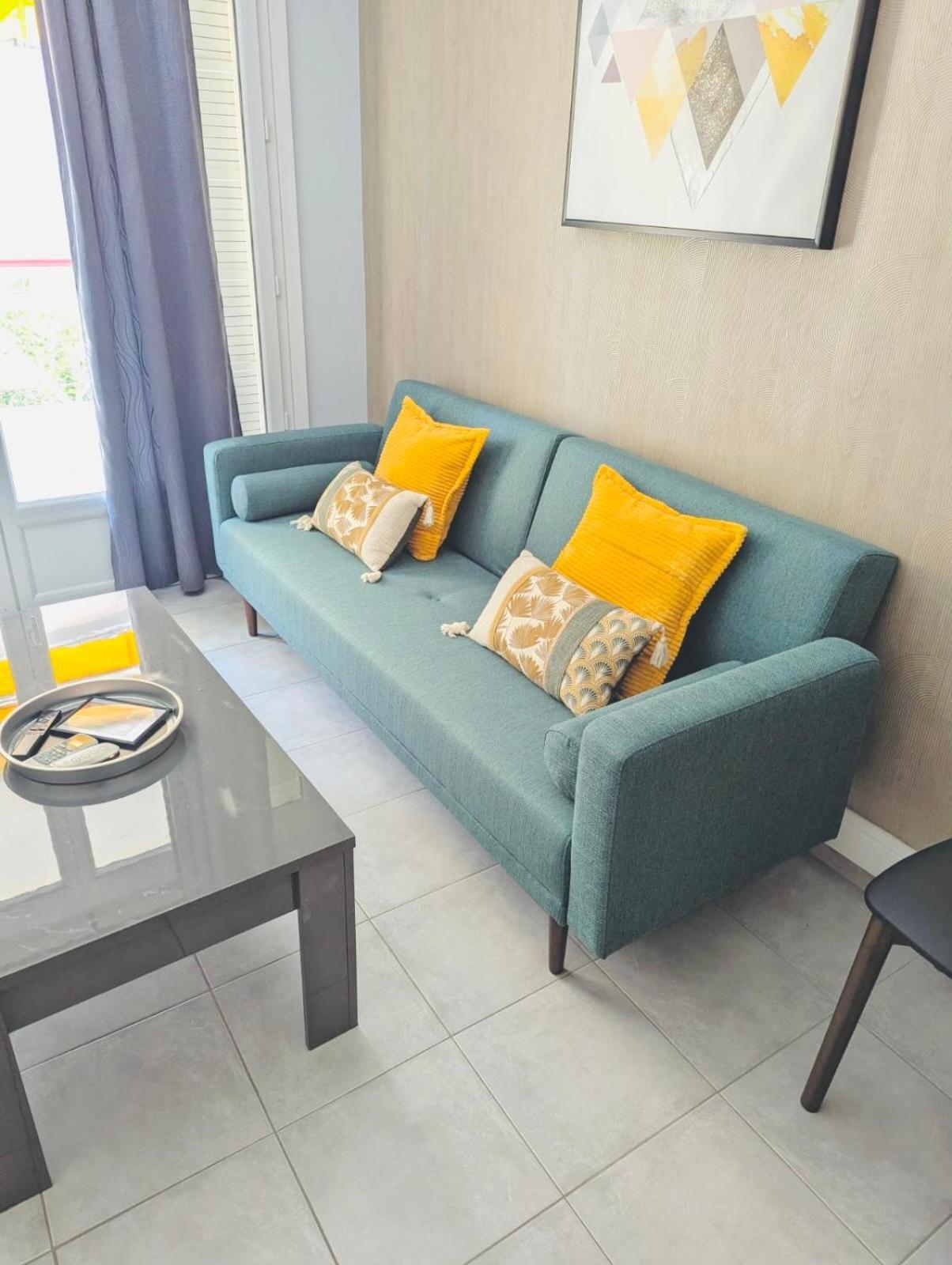 2 Bedroom Luxury Flat With Balcony Center Apartment *