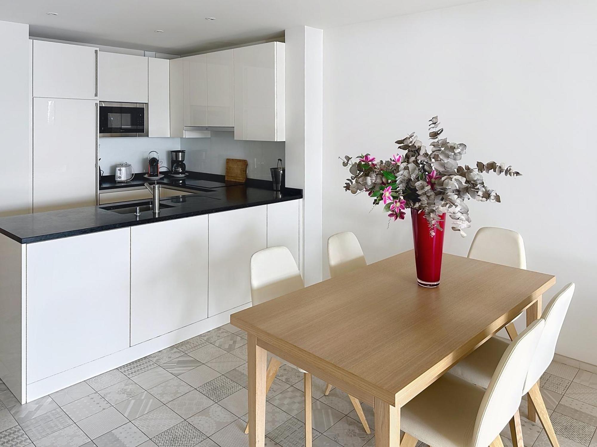 Cozy 2-bedroom With Terrace, Sea View And Parking In