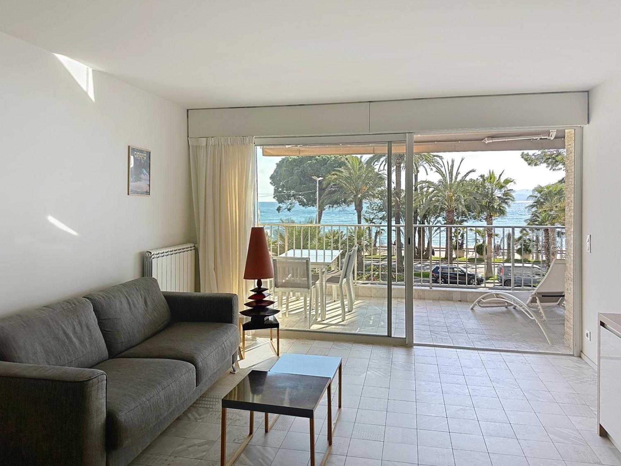 Cozy 2-bedroom With Terrace, Sea View And Parking In