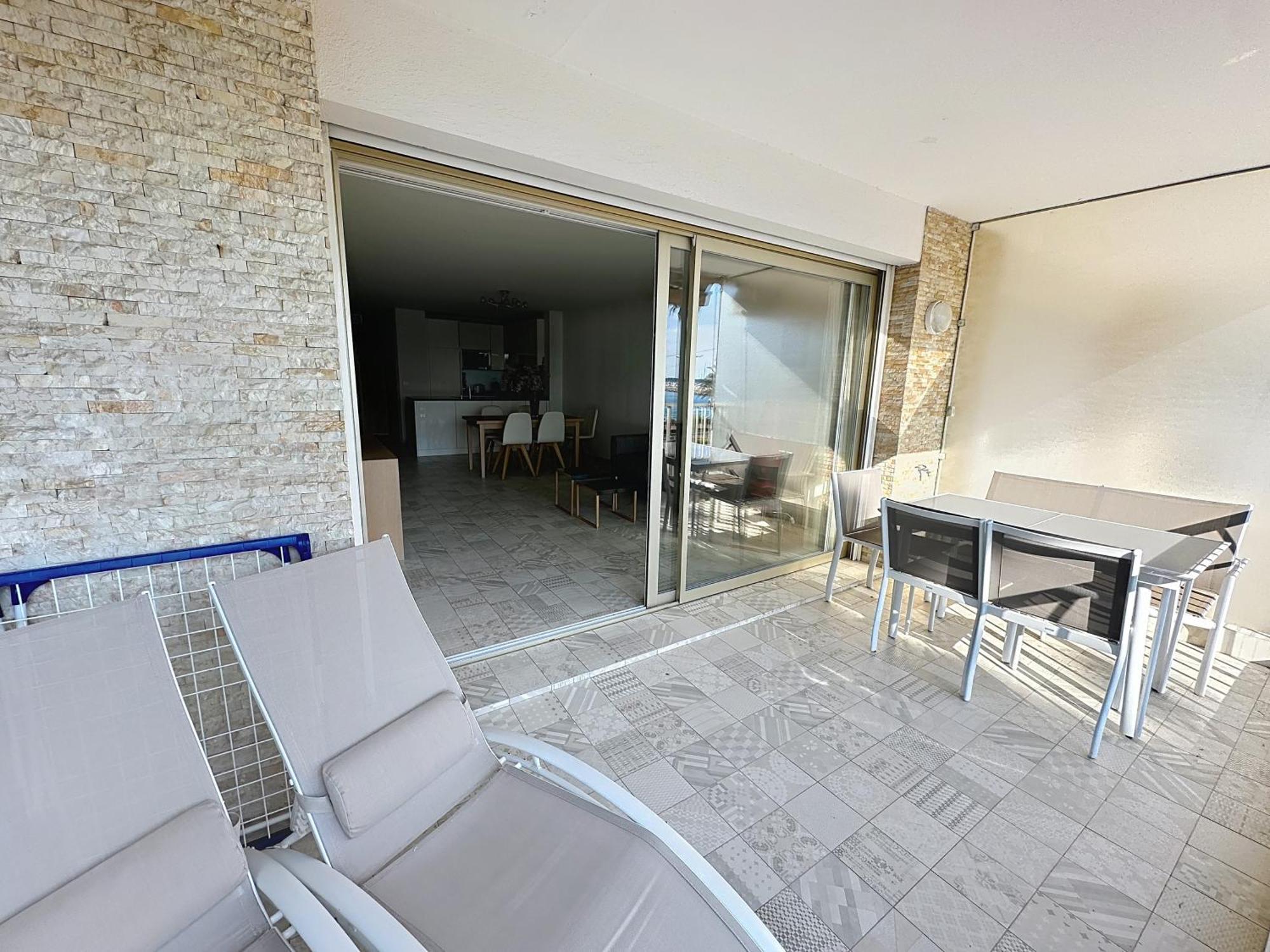 Apartment Cozy 2-bedroom With Terrace, Sea View And Parking In