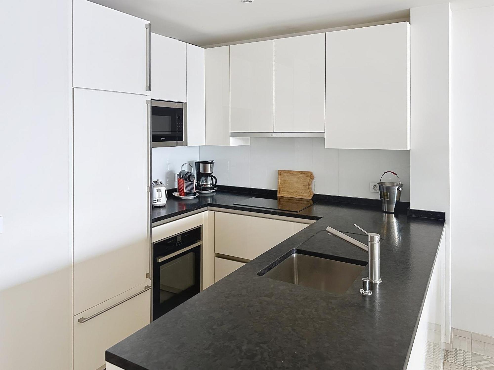 Cozy 2-bedroom With Terrace, Sea View And Parking In Apartment
