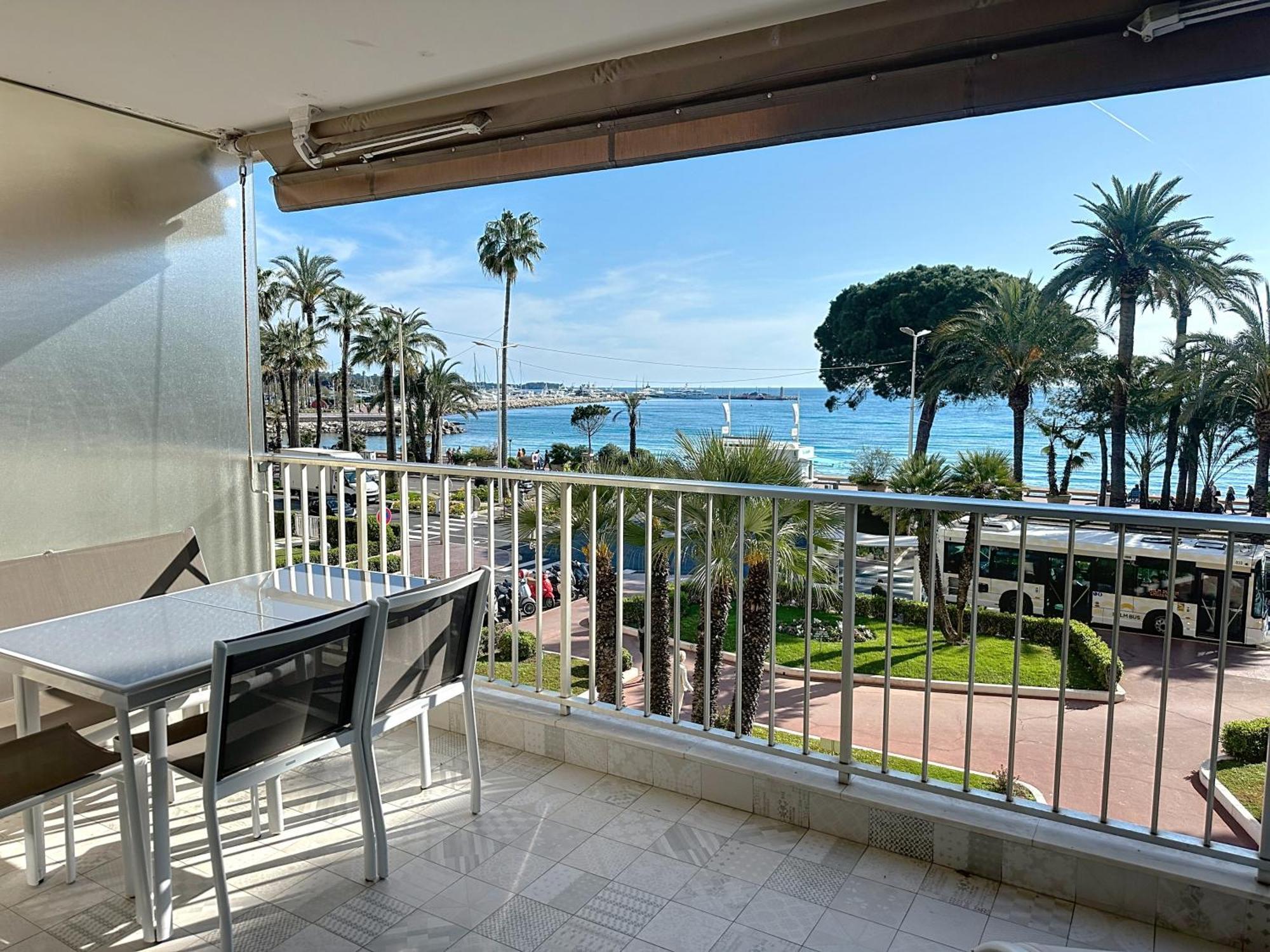 Apartment Cozy 2-bedroom With Terrace, Sea View And Parking In Cannes
