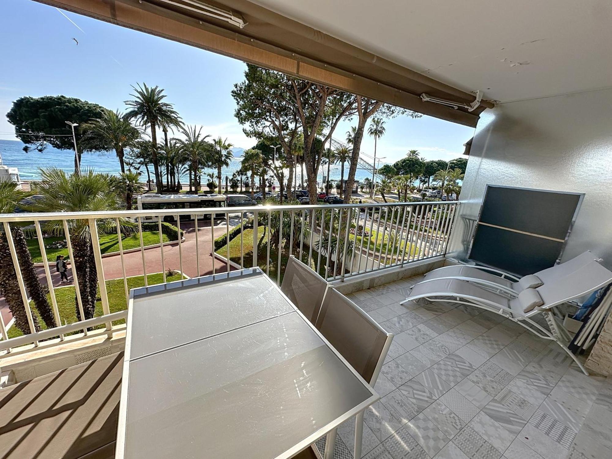 Cozy 2-bedroom With Terrace, Sea View And Parking In Apartment