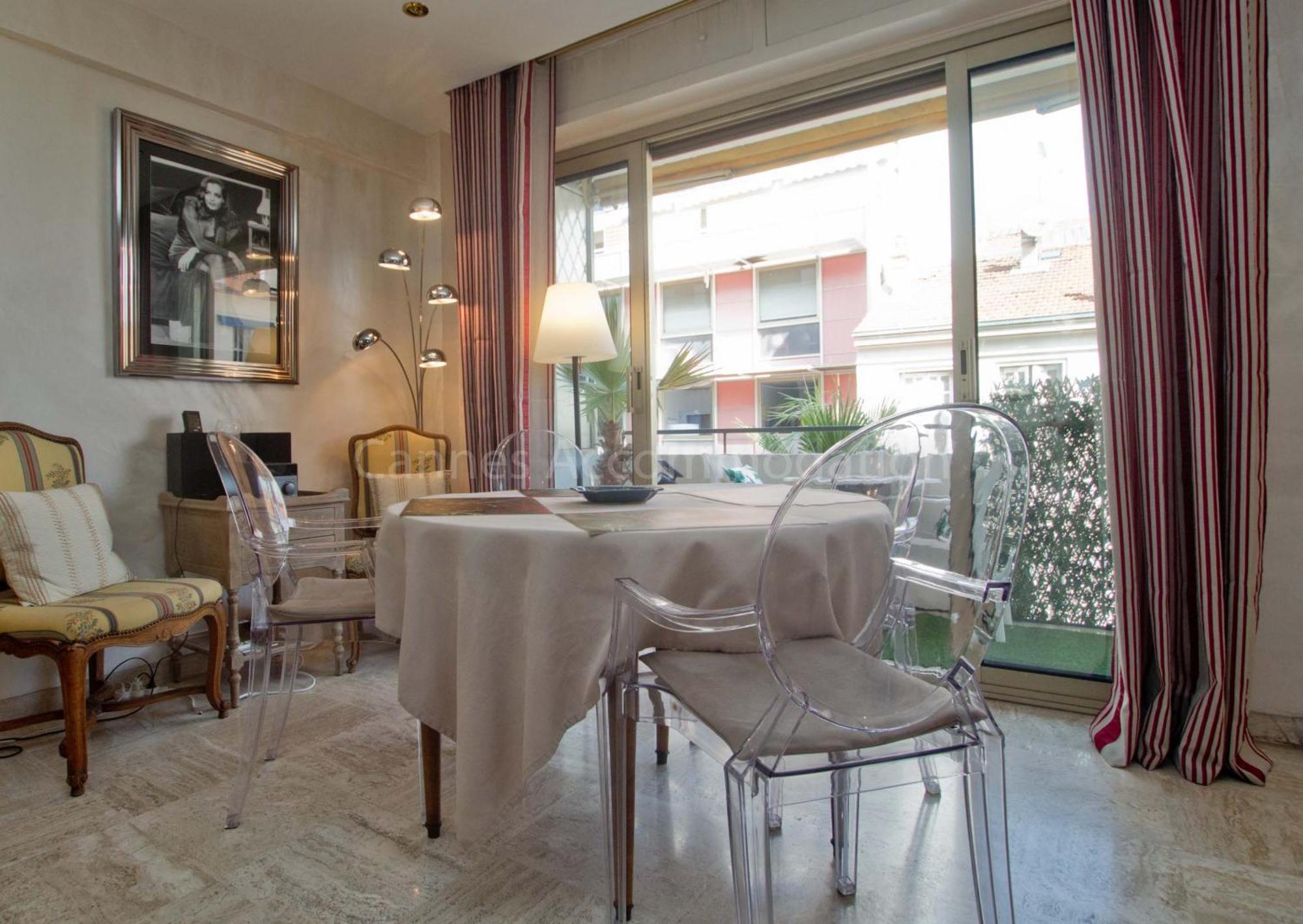 Isadora Apartment *