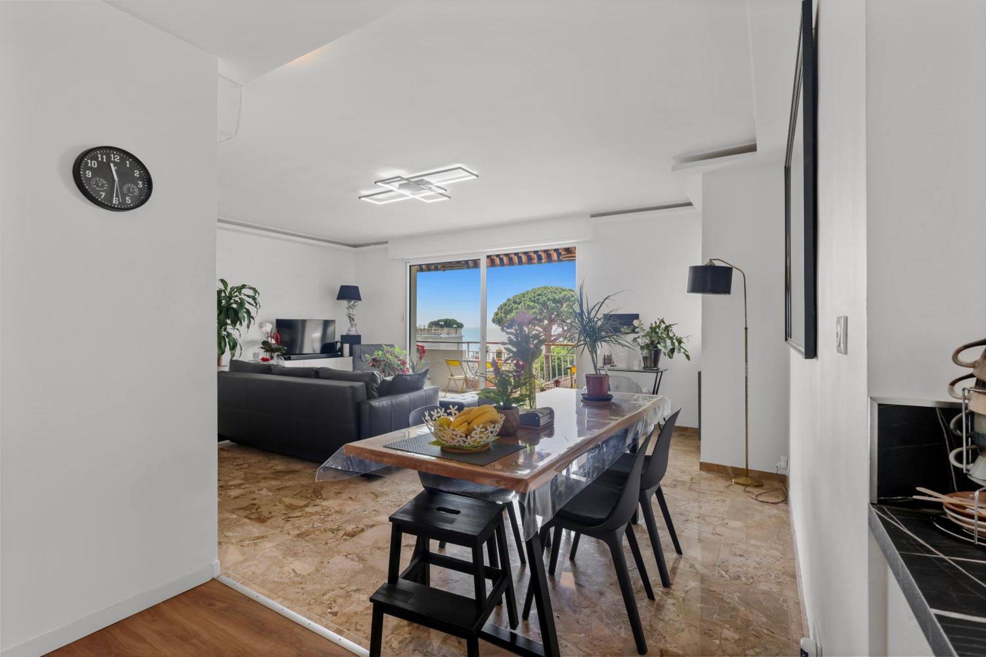 Homestay Sea View Room, Balcony & Private Bathroom, Cannes