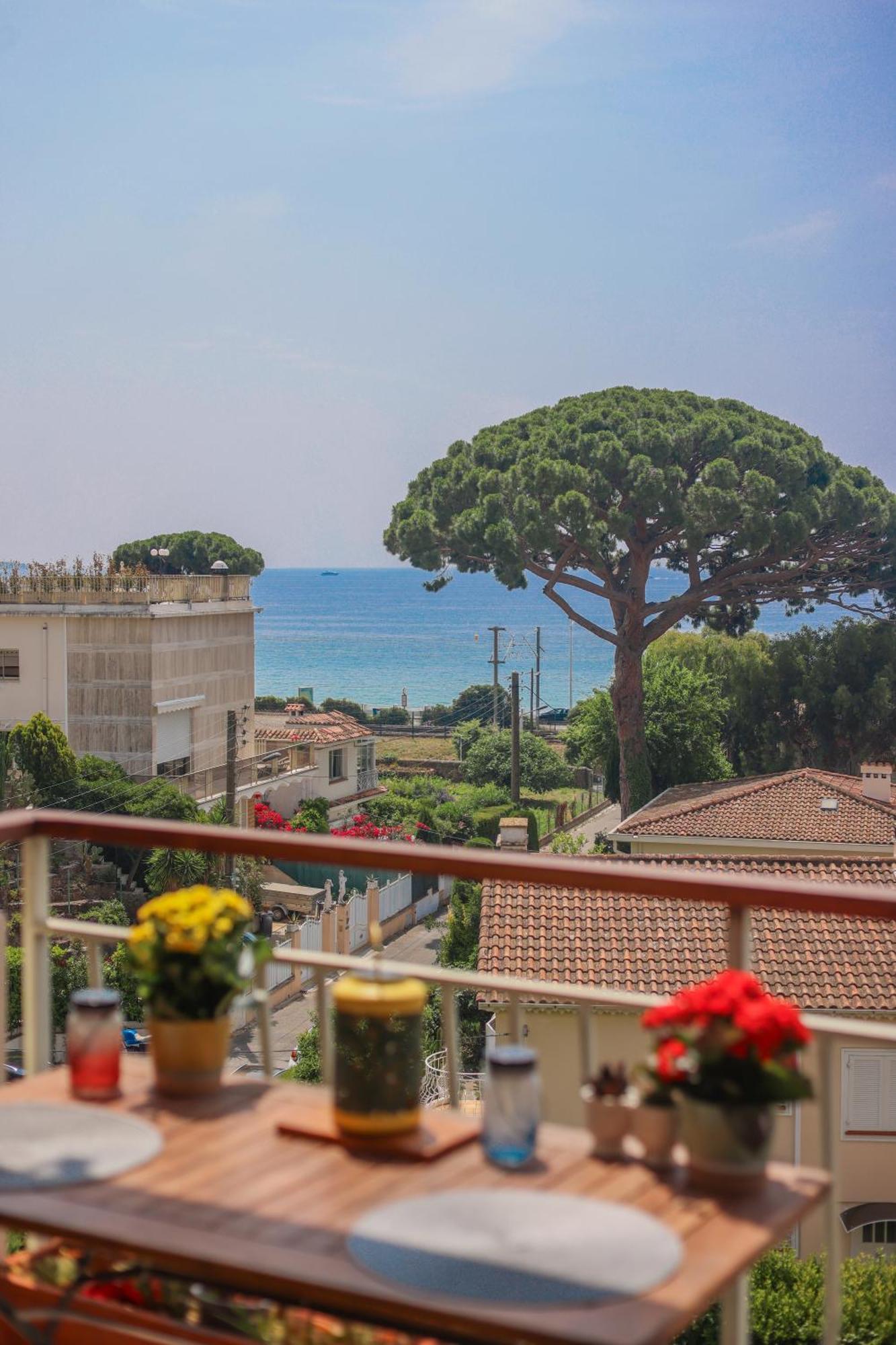 Sea View Room, Balcony & Private Bathroom, Homestay