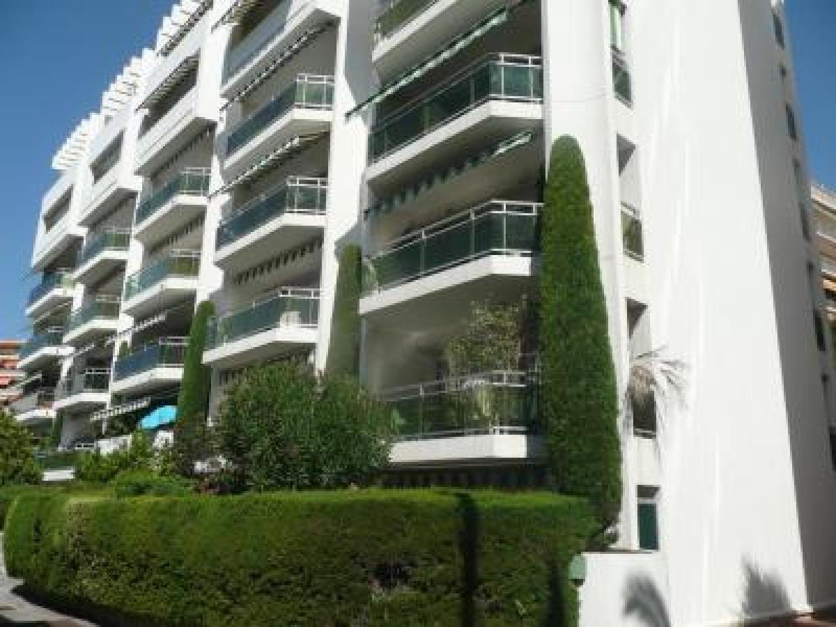 Velasquez One Bed Appartement