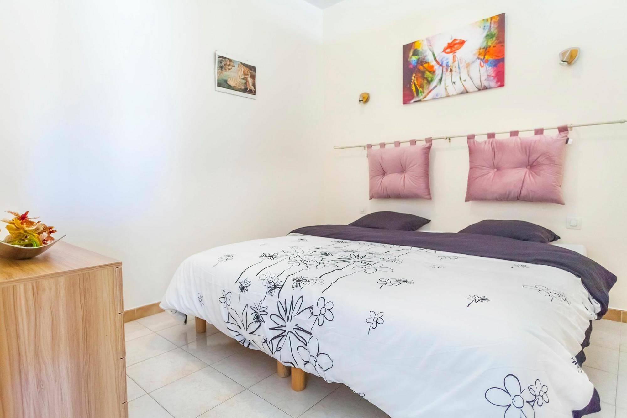 Le Colony 1 *