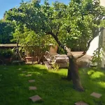 Villa proche plage et commerce. Piscine et jardin