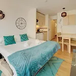 Immogroom - 2 Rooms - Renovated - Pool - Air Conditioning - Parking - Wifi