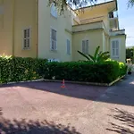Beau T2 Dans Residence Avec Piscine Proche Mer + Pk