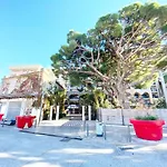 Appartement pieds dans la mer, piscine, parking