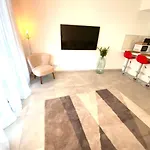 2 Pieces Avec Terrasse Et Piscine Cannes Croisette