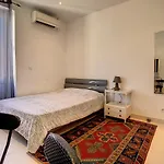 Studio Carre D\'Or. 2 Mins From The Croisette. 143