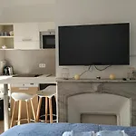 Studio Cannes A 5 Mn A Pied De La Gare Tout Confort Avec Balcon