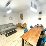 Jolie 3 pièces avec terrasse au vieux port, à 2 pas des plages et du palais.