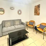 Jolie 3 pièces avec terrasse au vieux port, à 2 pas des plages et du palais.