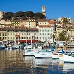 Jolie 3 pièces avec terrasse au vieux port, à 2 pas des plages et du palais.
