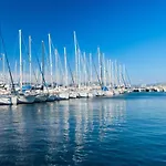 Voilier De 12M A Quai Port Canto